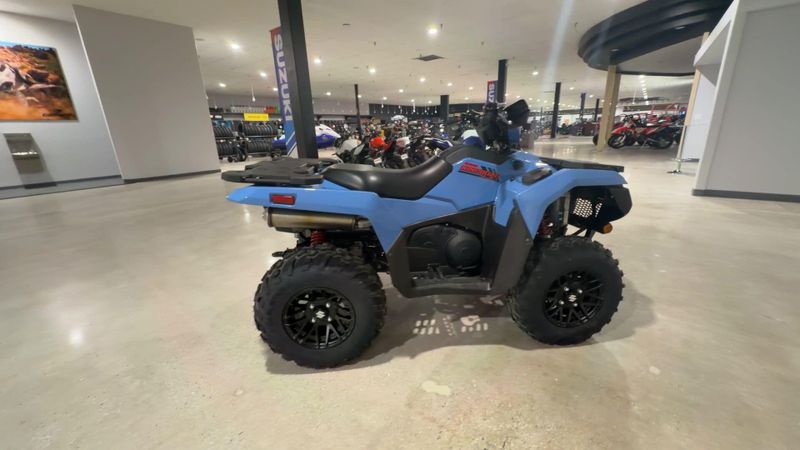New 2025 Suzuki KINGQUAD 500 AXI POWER STEERING SE  in a BLUE exterior color. Victorville Del Amo Motorsports 760-241-7387 delamomotorsportsofvictorville.com 