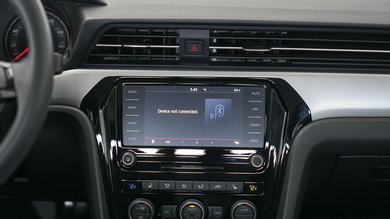 2022 Volkswagen Passat 2.0T SEImage 14