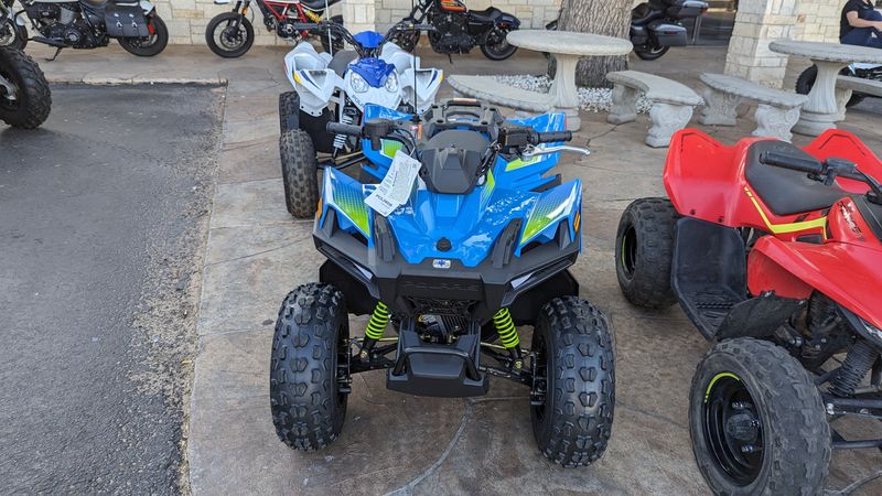 2024 Polaris OUTLAW 70 EFI VELOCITY BLUE AND LIFTED LIMEImage 5