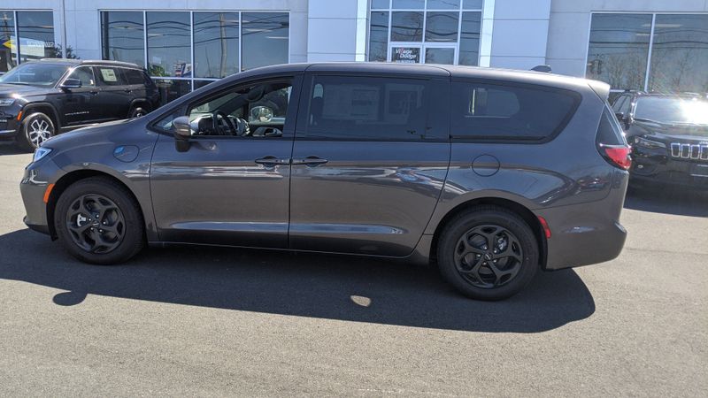 2022 Chrysler Pacifica Hybrid Touring LImage 9