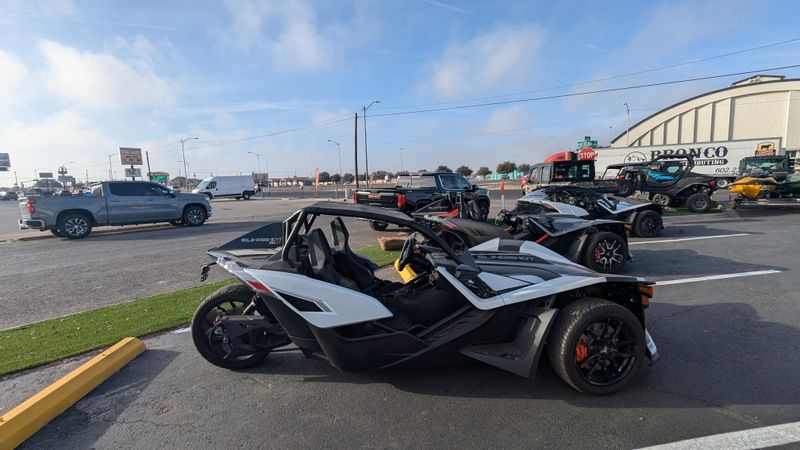 2024 Polaris SLINGSHOT SLR MANUALImage 2