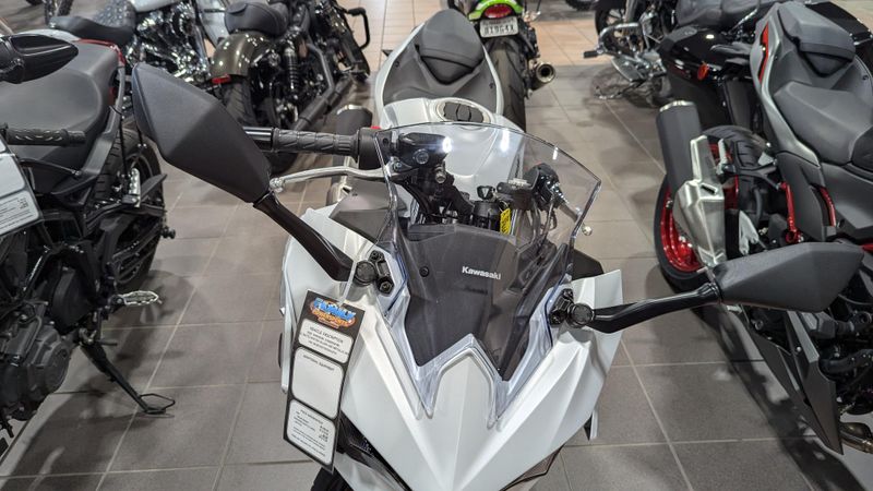 2025 Kawasaki NINJA 500 METALLIC MATTE WHITISH SILVER AND METALLIC MOONDUST GRAYImage 12