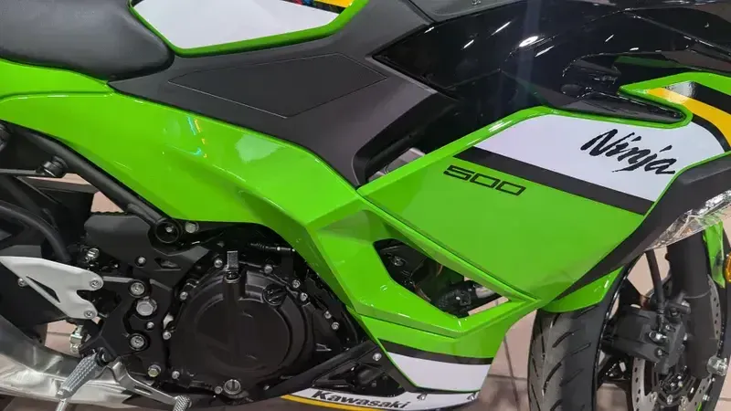 2025 Kawasaki NINJA 500 KRT EDITION LIME GREEN AND EBONY AND PEARL BLIZZARD WHITEImage 11