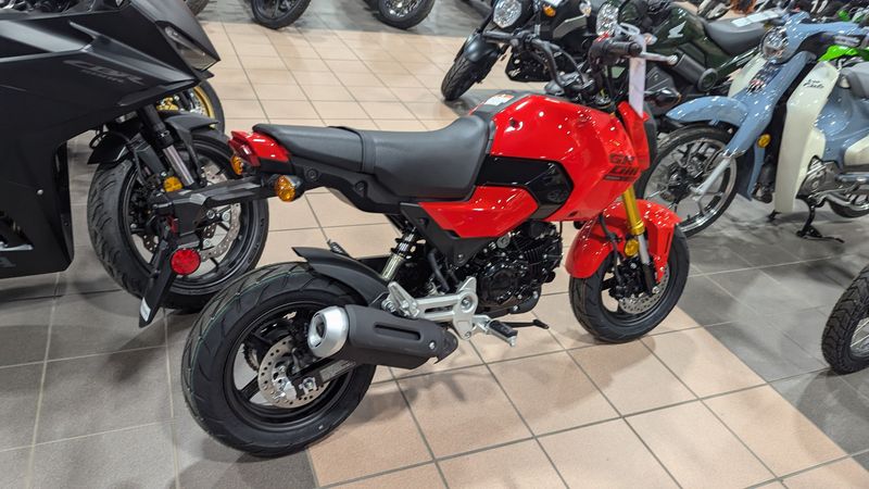 2025 Honda GROM BASE CHERRY REDImage 4