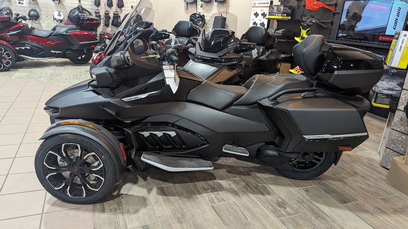 2024 Can-Am SPYDER RT LIMITED CARBON BLACK WITH PLATINUMImage 1