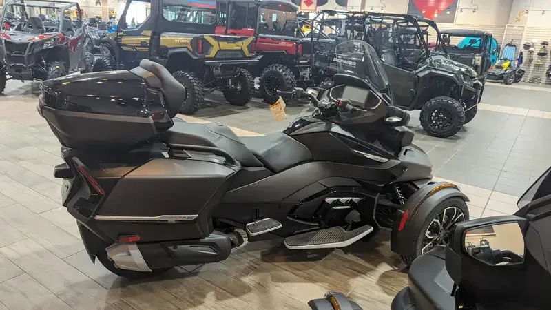 2025 Can-Am SPYDER RT LIMITED CARBON BLACK WITH PLATINUM ACCENTSImage 4