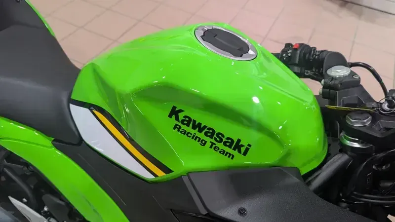 2025 Kawasaki NINJA 500 KRT EDITION LIME GREEN AND EBONY AND PEARL BLIZZARD WHITEImage 10