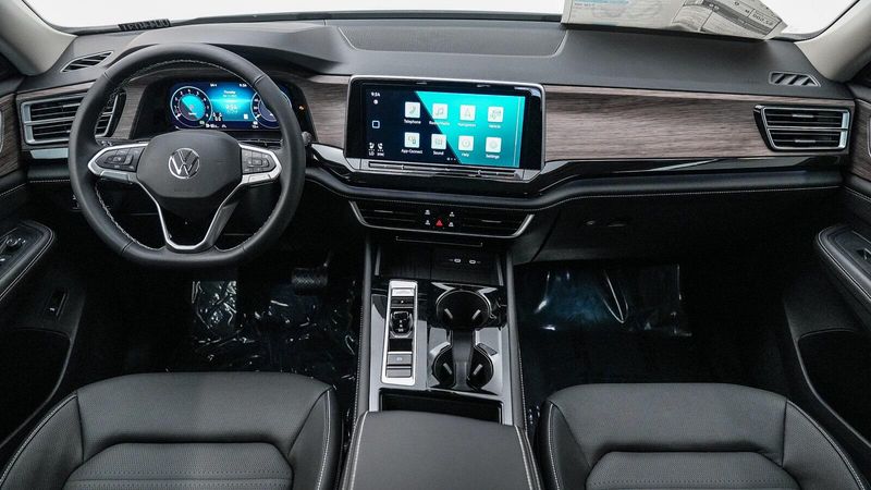 New 2025 Volkswagen Atlas 2.0T SELImage 13