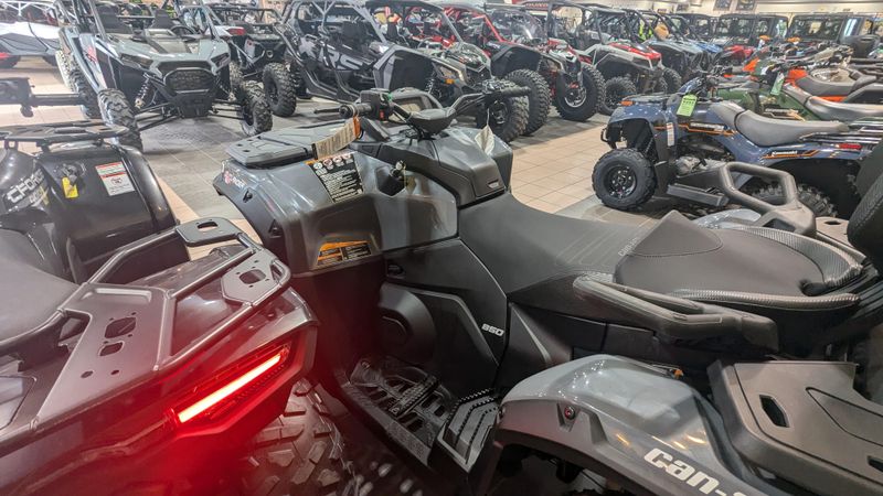 2025 CAN-AM OUTLANDER MAX DPS 850 GRANITE GRAY  in a GRANITE GRAY exterior color. Family PowerSports (877) 886-1997 familypowersports.com 