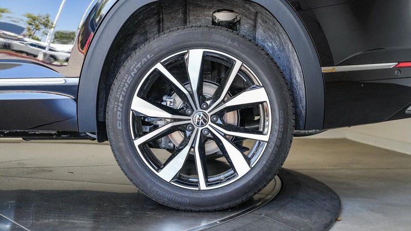 New 2025 Volkswagen Atlas 2.0T SEL Premium R-LineImage 9