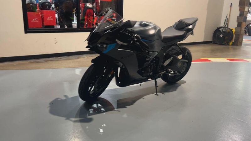 2025 Kawasaki Ninja�� ZX���-6R ABS KRT Edition Image 4