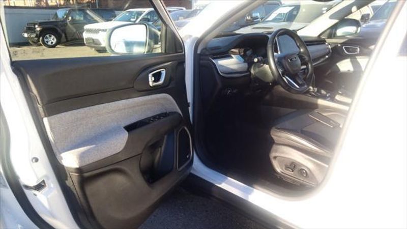 2022 Jeep Compass Latitude Lux photo 8