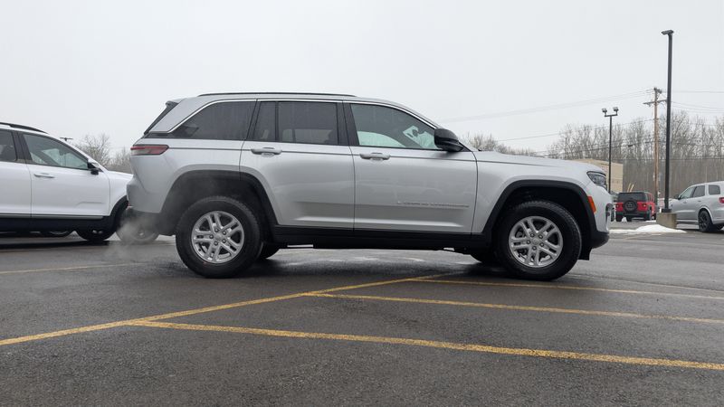 New 2025 Jeep Grand Cherokee Laredo 4x4Image 4