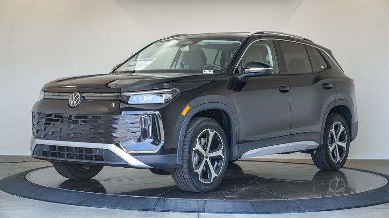 New 2025 Volkswagen Tiguan 2.0T SEImage 1