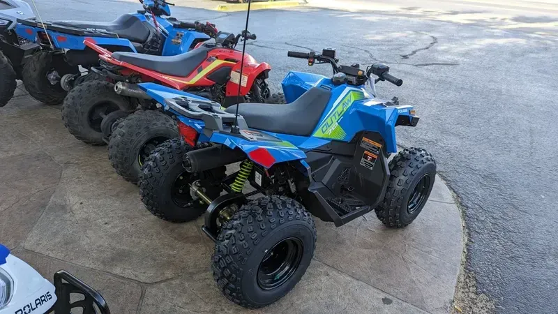 2024 Polaris OUTLAW 70 EFI VELOCITY BLUE AND LIFTED LIME Image 4