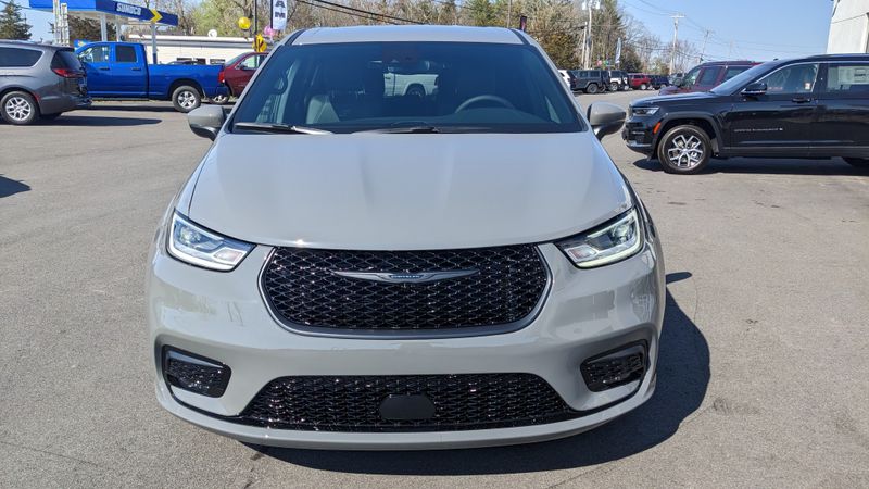 2023 Chrysler Pacifica Plug-in Hybrid Touring LImage 2