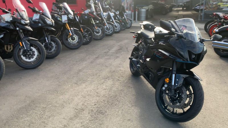 Used 2022 Yamaha YZF-R7 CA Image 3