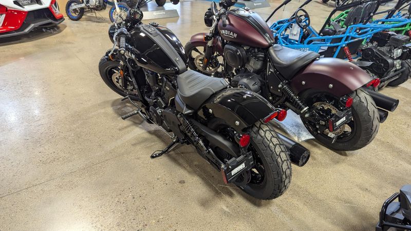 2025 INDIAN MOTORCYCLE INDIAN SCOUT BOBBER BLACK METALLIC in a BLACK METALLIC exterior color. Family PowerSports (877) 886-1997 familypowersports.com 