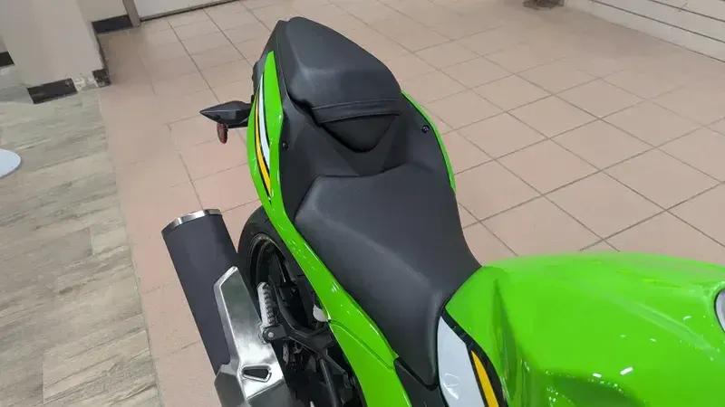 2025 Kawasaki NINJA 500 KRT EDITION LIME GREEN AND EBONY AND PEARL BLIZZARD WHITEImage 14