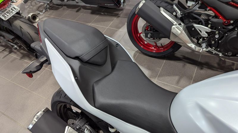 2025 Kawasaki NINJA 500 METALLIC MATTE WHITISH SILVER AND METALLIC MOONDUST GRAYImage 13