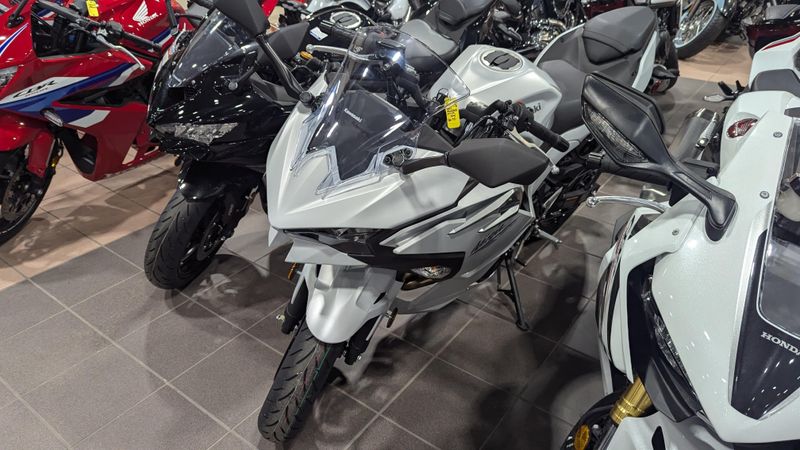 2025 Kawasaki NINJA 500 METALLIC MATTE WHITISH SILVER AND METALLIC MOONDUST GRAYImage 2