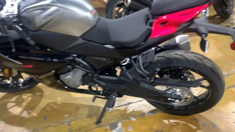 New 2025 CFMOTO 300SS Image 3