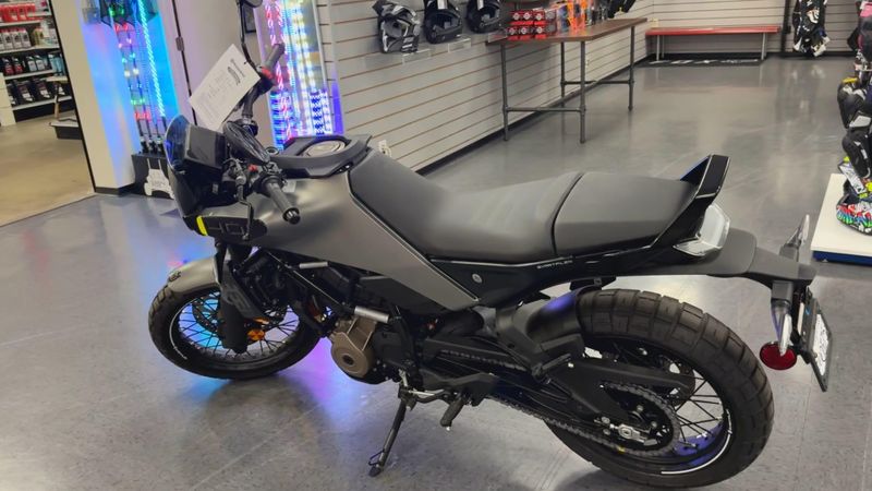 New 2024 Husqvarna SVARTPILEN 401 Image 2