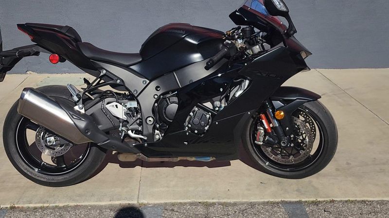 Used 2025 Kawasaki NINJA ZX-10 Image 4