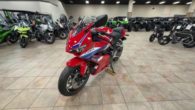 New 2026 Honda CBR650R E-CLUTCH Image 5