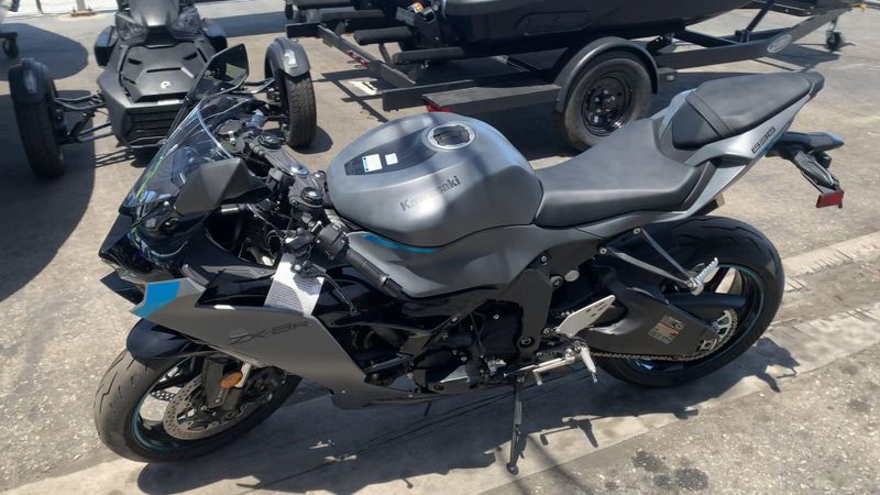 2025 Kawasaki NINJA ZX-6R ABS Image 2