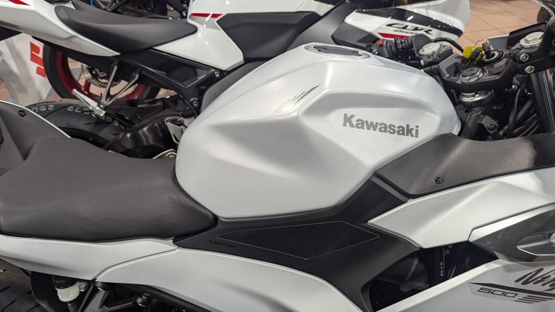 2025 Kawasaki NINJA 500 METALLIC MATTE WHITISH SILVER AND METALLIC MOONDUST GRAYImage 11