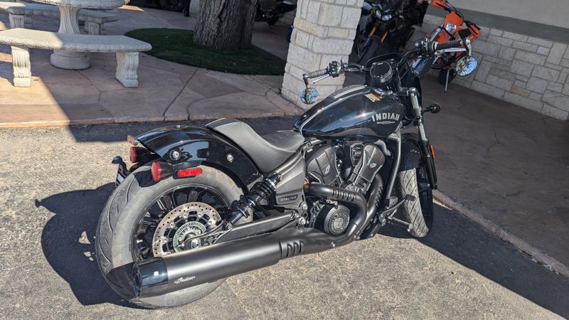 2025 INDIAN MOTORCYCLE INDIAN SPORT SCOUT LIMITED WITH TECHNOLOGY PACKAGE BLACK METALLIC in a BLACK METALLIC exterior color. Family PowerSports (877) 886-1997 familypowersports.com 