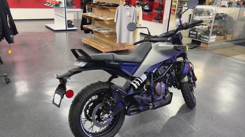 New 2024 Husqvarna SVARTPILEN 401 Image 4