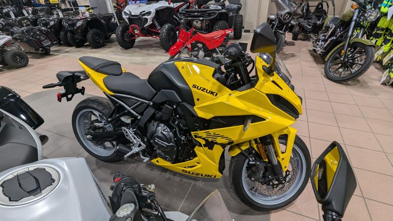 2024 SUZUKI GSXS 8R in a PEARL IGNITE YELLOW exterior color. Family PowerSports (877) 886-1997 familypowersports.com 