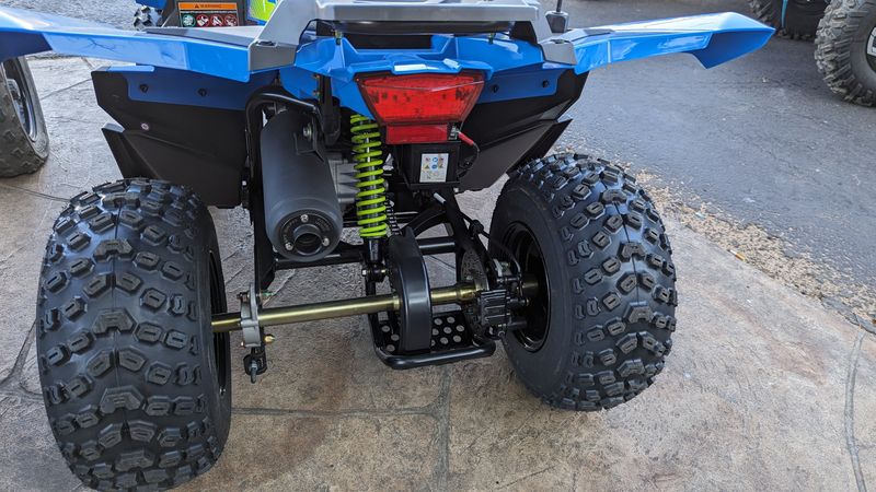 2024 Polaris OUTLAW 70 EFI VELOCITY BLUE AND LIFTED LIMEImage 11
