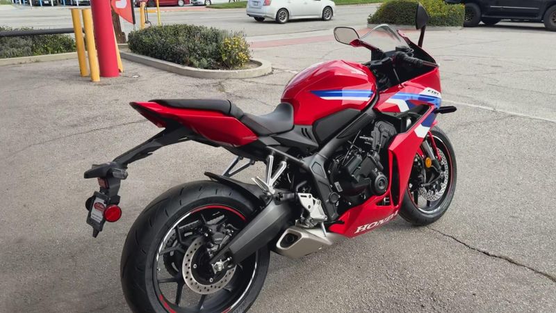 New 2026 Honda CBR650R E-CLUTCH Image 4