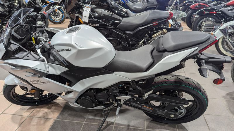 2025 Kawasaki NINJA 500 METALLIC MATTE WHITISH SILVER AND METALLIC MOONDUST GRAYImage 3