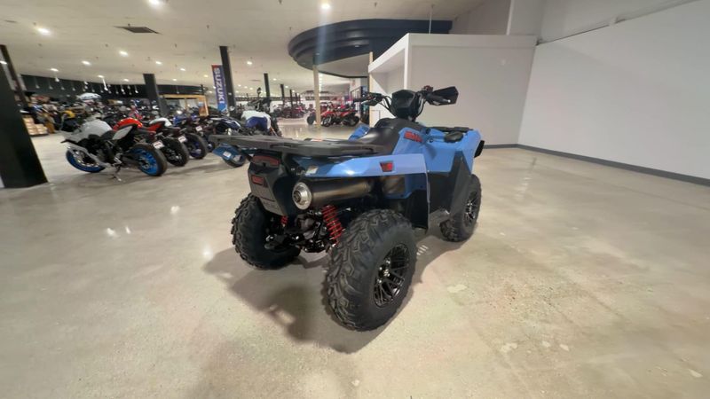 New 2025 Suzuki KINGQUAD 500 AXI POWER STEERING SE  in a BLUE exterior color. Victorville Del Amo Motorsports 760-241-7387 delamomotorsportsofvictorville.com 