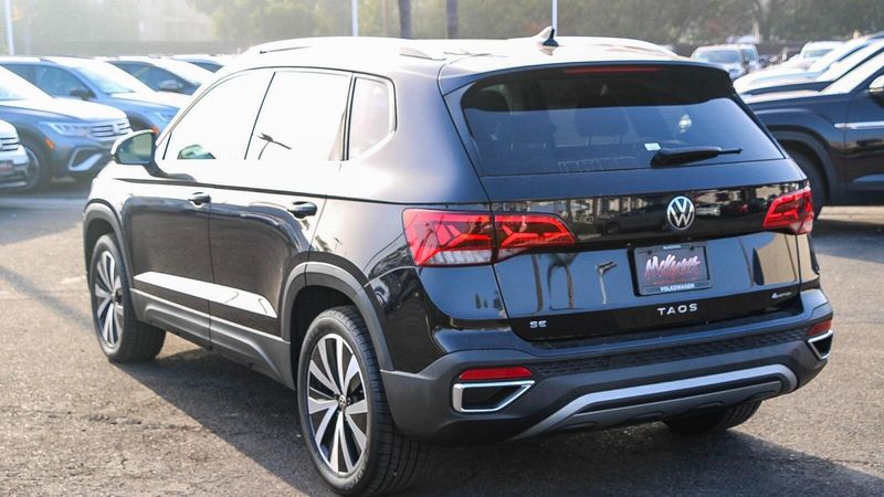 2022 Volkswagen Taos 1.5T SEImage 2