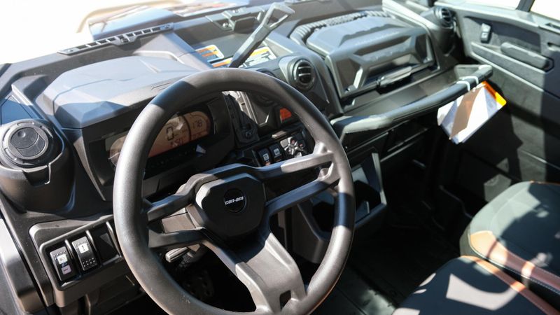 2025 Can-Am DEFENDER MAX LIMITED CAB HD10 DESERT TAN AND STEALTH BLACK Image 26