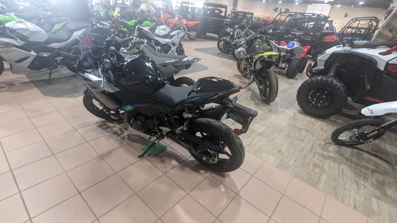 2025 Kawasaki NINJA 500 SE ABS METALLIC FLAT SPARK BLACK AND METALLIC SPARK BLACK AND METALLIC MOONDUST GRAYImage 4