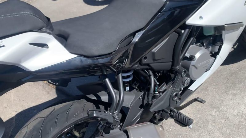 New 2025 CFMOTO 300SS Image 3