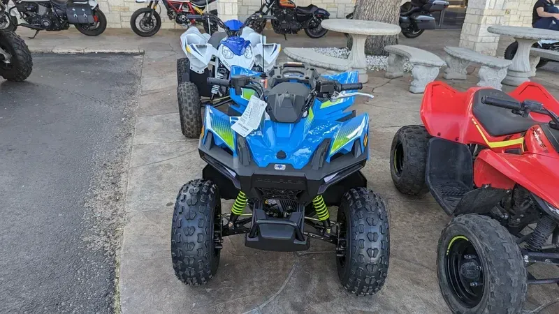 2024 Polaris OUTLAW 70 EFI VELOCITY BLUE AND LIFTED LIMEImage 7