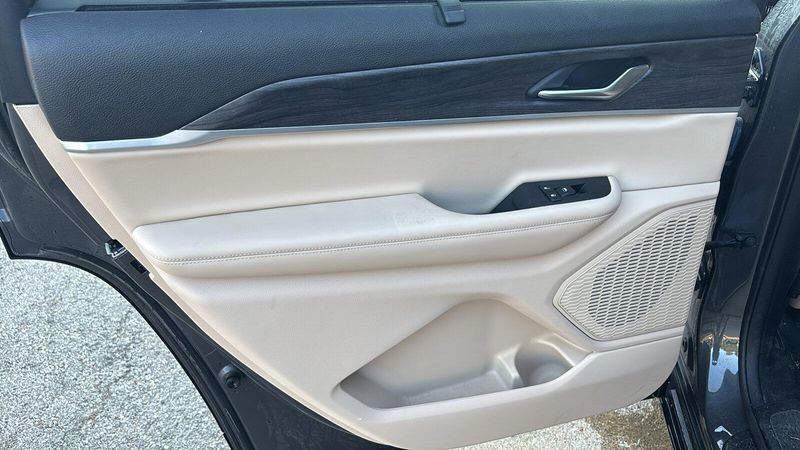 Used 2023 Jeep Grand Cherokee L LimitedImage 8