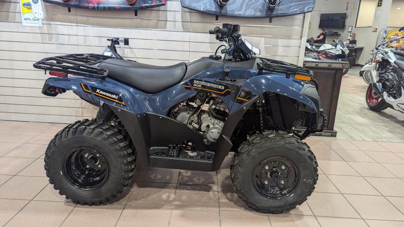 2025 KAWASAKI BRUTE FORCE 300 in a GRAYISH BLUE exterior color. Family PowerSports (877) 886-1997 familypowersports.com 