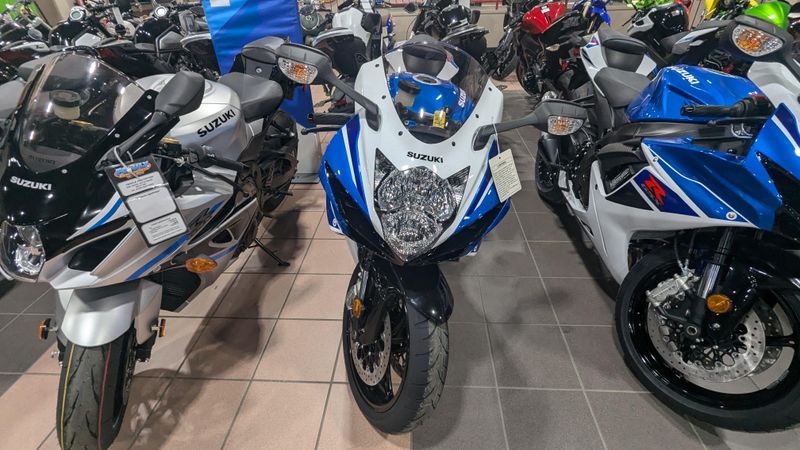 2025 Suzuki GSXR600Z PEARL BRILLIANT WHITE AND METALLIC MATTE TRITON BLUEImage 5