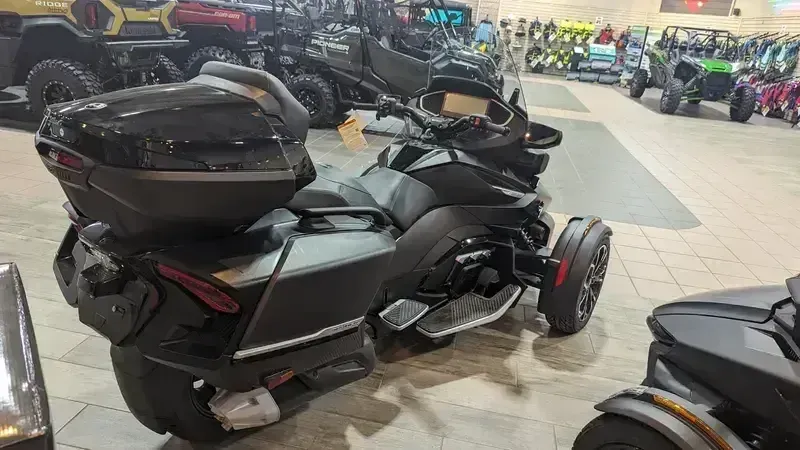 2025 Can-Am SPYDER RT LIMITED CARBON BLACK WITH PLATINUM ACCENTSImage 2