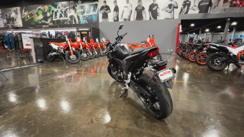 2025 Honda CB750 HORNET Image 7