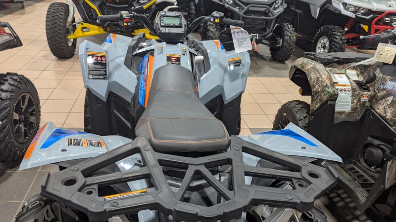 2024 Polaris SCRAMBLER 850  STORM GRAY AND RADAR BLUEImage 9