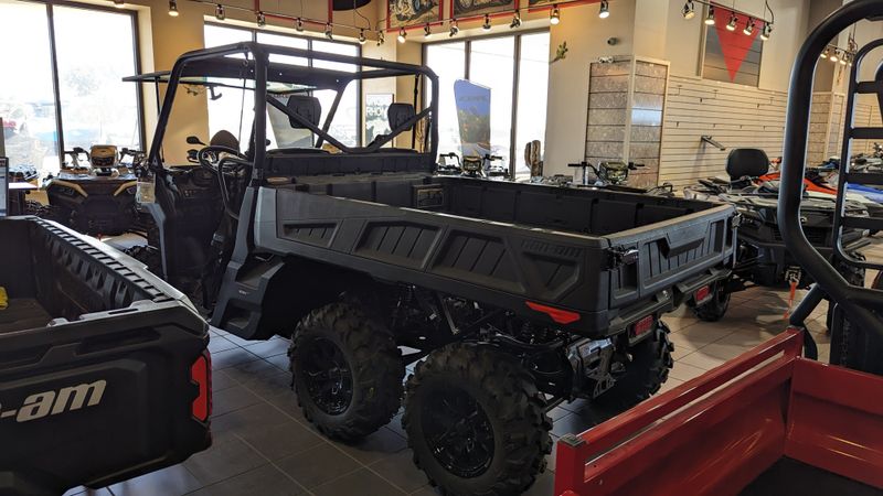 2023 CAN-AM DEFENDER 6X6 DPS 64 HD10 GN 23Image 5
